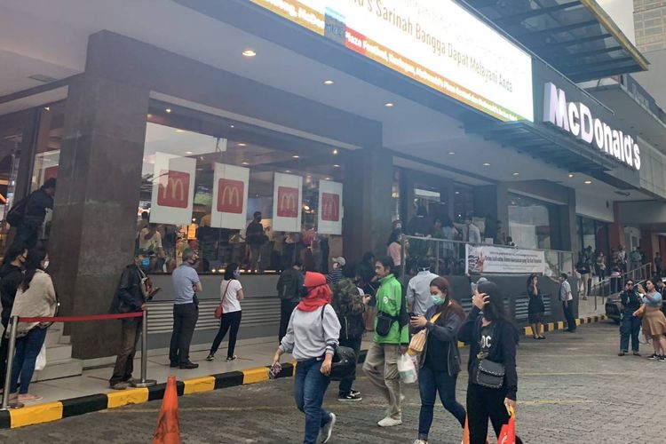 Kondisi hari terakhir di McDonalds Sarinah Thamrin Minggu (10/5/2020), masih dipadati oleh pengunjung 