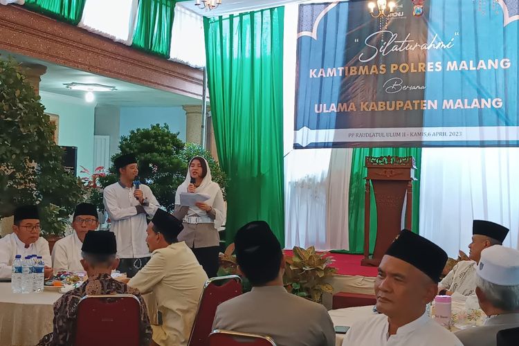 Salah satu anggota Polres Malang saat menyampaikan sosialisi Kamtibmas kepada pengasuh Pondok Pesantren di Kabupaten Malang, Kamis (6/4/2023).