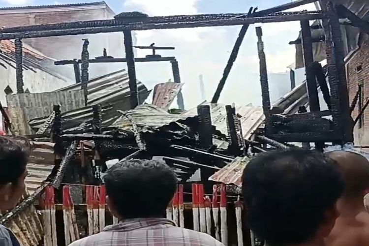 Sedikitnya enam rumah warga di Kota Bima terbakar pada Minggu (4/9/2022) siang. Insiden ini menyebabkan dua rumah diantaranya ludes dilahap si jago merah.