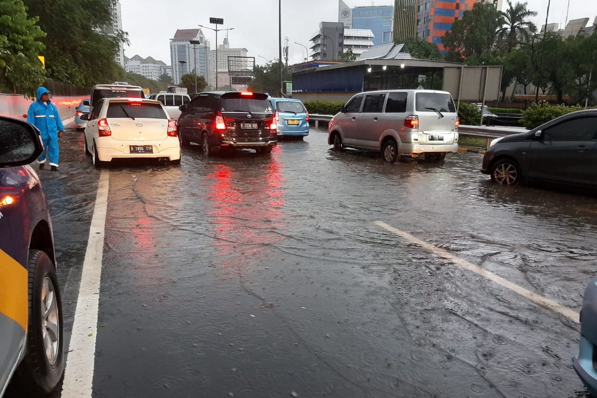 Kondisi Jalan Tol Jakarta-Cikampek, Rabu (1/1/2020).