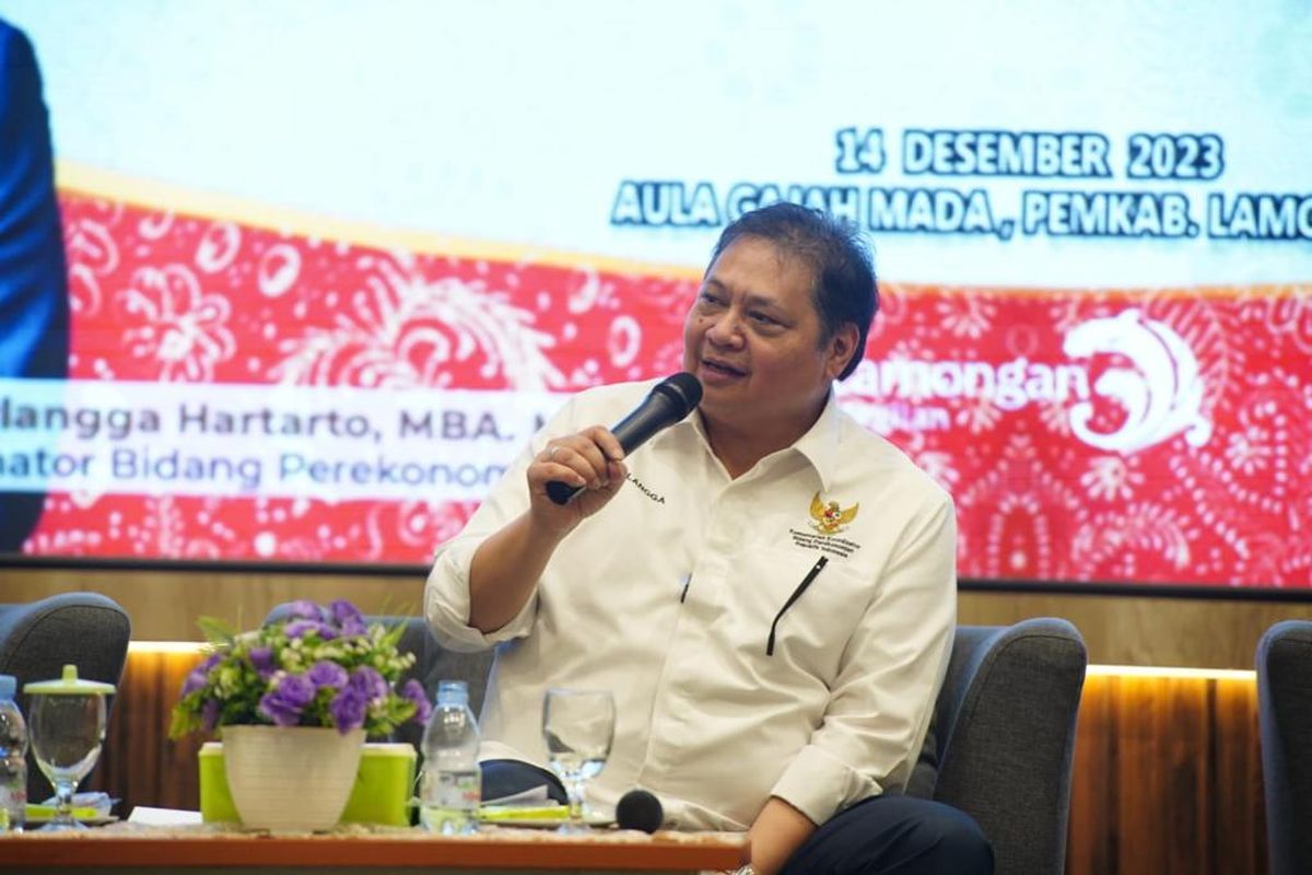 Menteri Koordinator (Menko) Bidang Perekonomian Airlangga Hartarto dalam kunjungan kerja di Kabupaten Lamongan, Provinsi Jawa Timur pada Kamis (14/12/2023).