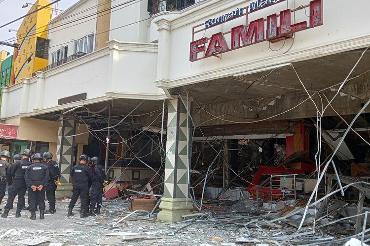 Kerusakan akibat ledakan diduga gas di Rumah Makan Family di Jalan Sisingamangaraja Medan pada Senin (15/1/2024) dinihari. Sejumlah bangunan di sekitar lokasi mengalami kerusakan.
