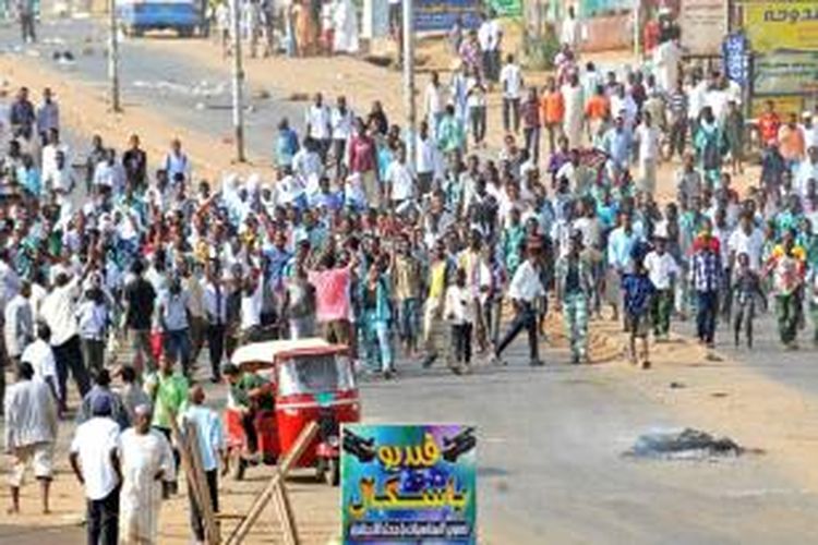 Ribuan warga Sudan memadati jalan-jalan utama kota di dekat rumah sakit Omburman sebagai bagian unjuk rasa menentang kenaikan harga BBM.