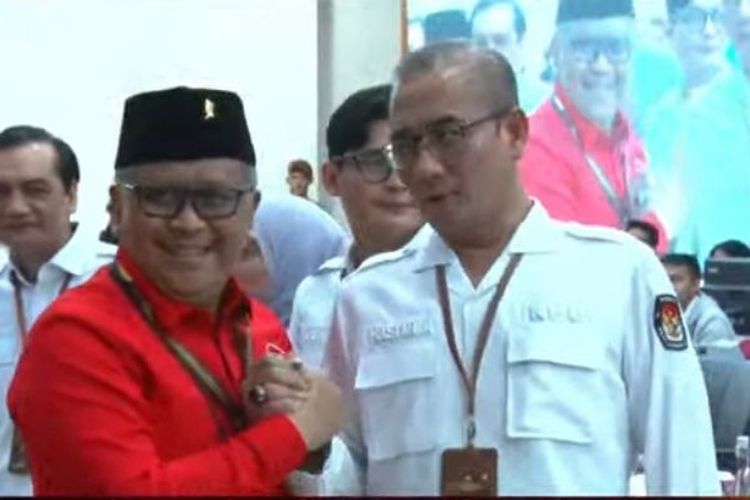 Sekjen PDI-P Hasto Kristiyanto disambut salam komando oleh Ketua KPU Hasyim Asy'ari.