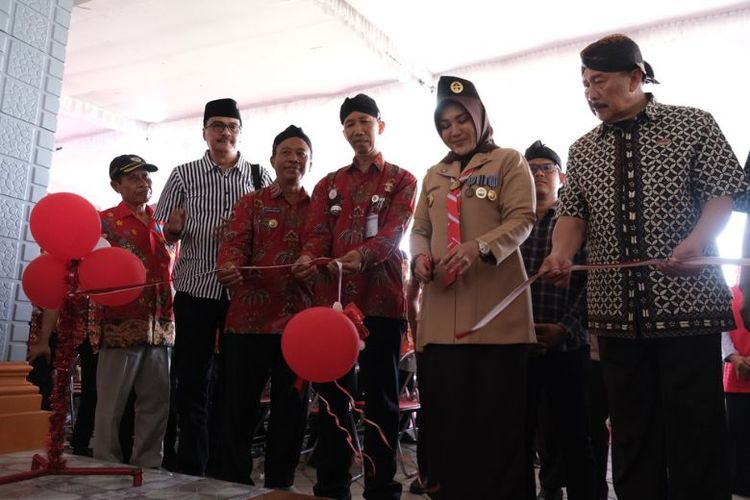 Bupati Klaten Sri Mulyani meresmikan Gedung Olahraga dan Seni Budaya Desa Nglinggi.