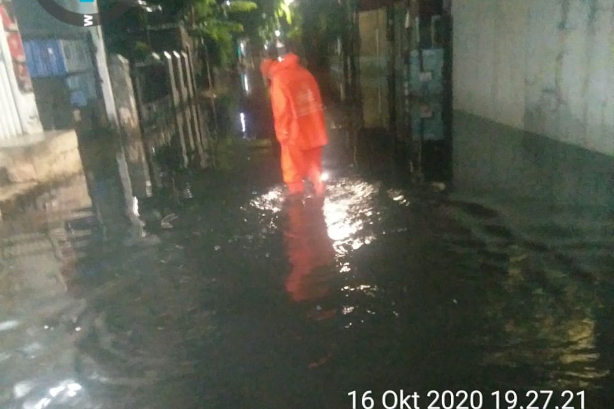 Air menggenangi Jalan Yusuf, Kelurahan Sukabumi Utara, Kebon Jeruk, Jakarta Barat, pasca diguyur hujan deras sejak Jumat (16/10/2020) sore.