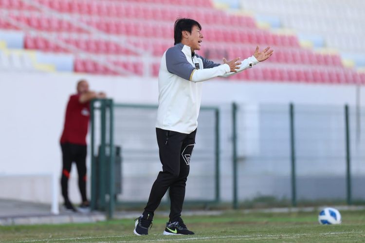 Pelatih Shin Tae-yong saat memimpin timnas U20 Indonesia uji coba lawan Turkiye U20, Rabu (26/10/2022).