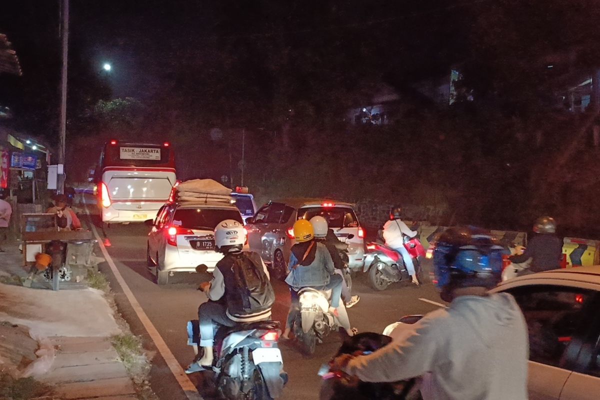Kemacetan di jalur Nagreg, Kabupaten Bandung, Jawa Barat selepas berbuka pada H-4 jelang lebaran, 100 ribu lebih kendaraan tercatat yelah melintas di jalur tersebut, Kamis (27/3/2025)