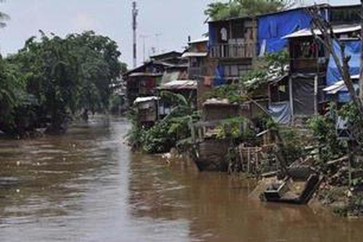 Hujan yang terus turun di daerah Bogor dan Depok membuat debit Sungai Ciliwung naik seperti terpantau di kawasan Bukit Duri, Jakarta, Selasa (1/11/2011). Ketinggian air yang terpantau di Bendung Katulampa Bogor sempat mencapai 100 sentimeter sehingga statusnya siaga tiga yang berarti ada 130.000 liter air per detik melaju menuju Jakarta. 
