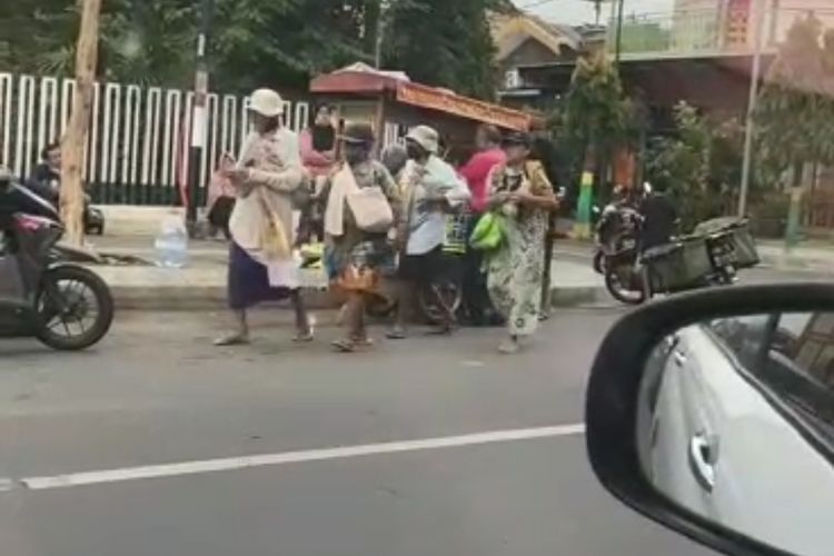 ROMBONGAN—Inilah salah satu tangkapan layar video rombongan pengemis diturunkan di salah satu ruas jalan di Kota Madiun, Jawa Timur yang viral di media sosial. 