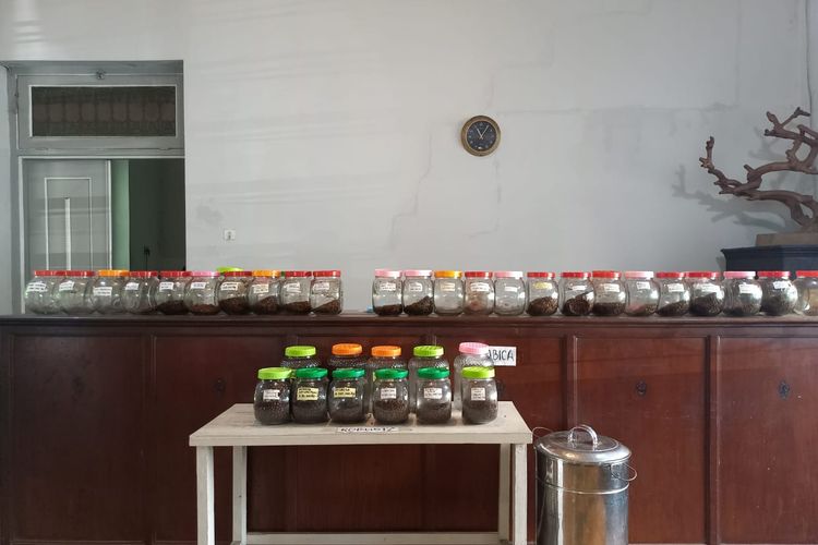 Berbagai jenis kopi dari daerah se-Indonesia yang ditawarkan di Dharma Boutique Roastery, Jalan Wotgandul Barat, Kel. Kranggen, Kec. Semarang Tengah, Kota Semarang, Selasa (10/5/2022).