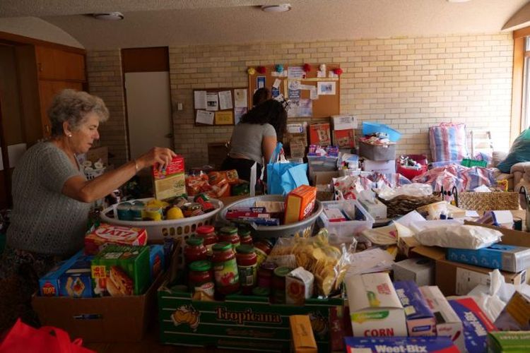 Relawan di lembaga amal Jesuit Refugee Service di Westmead, Sydney.