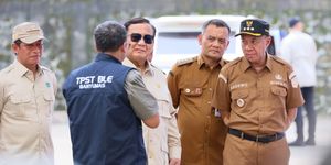 Gubernur Jawa Tengah Ahmad Luthfi mendampingi Presiden Prabowo Subianto mengunjungi Tempat Pengolahan Sampah Terpadu Berbasis Lingkungan dan Edukasi (TPST BLE) di Desa Kaliori, Banyumas, Selasa (28/4/20206). 
