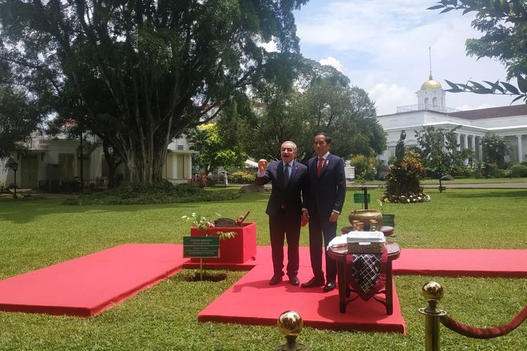 Indonesia's President Joko Widodo (right) and Palestine's Prime Minister Mohammad IM Shtayyeh (left) pose for a photo after a tree planting ceremony at the Bogor Presidential Palace on Monday, October 24, 2022. The two leaders then proceeded to attend a bilateral meeting with their respective delegations.