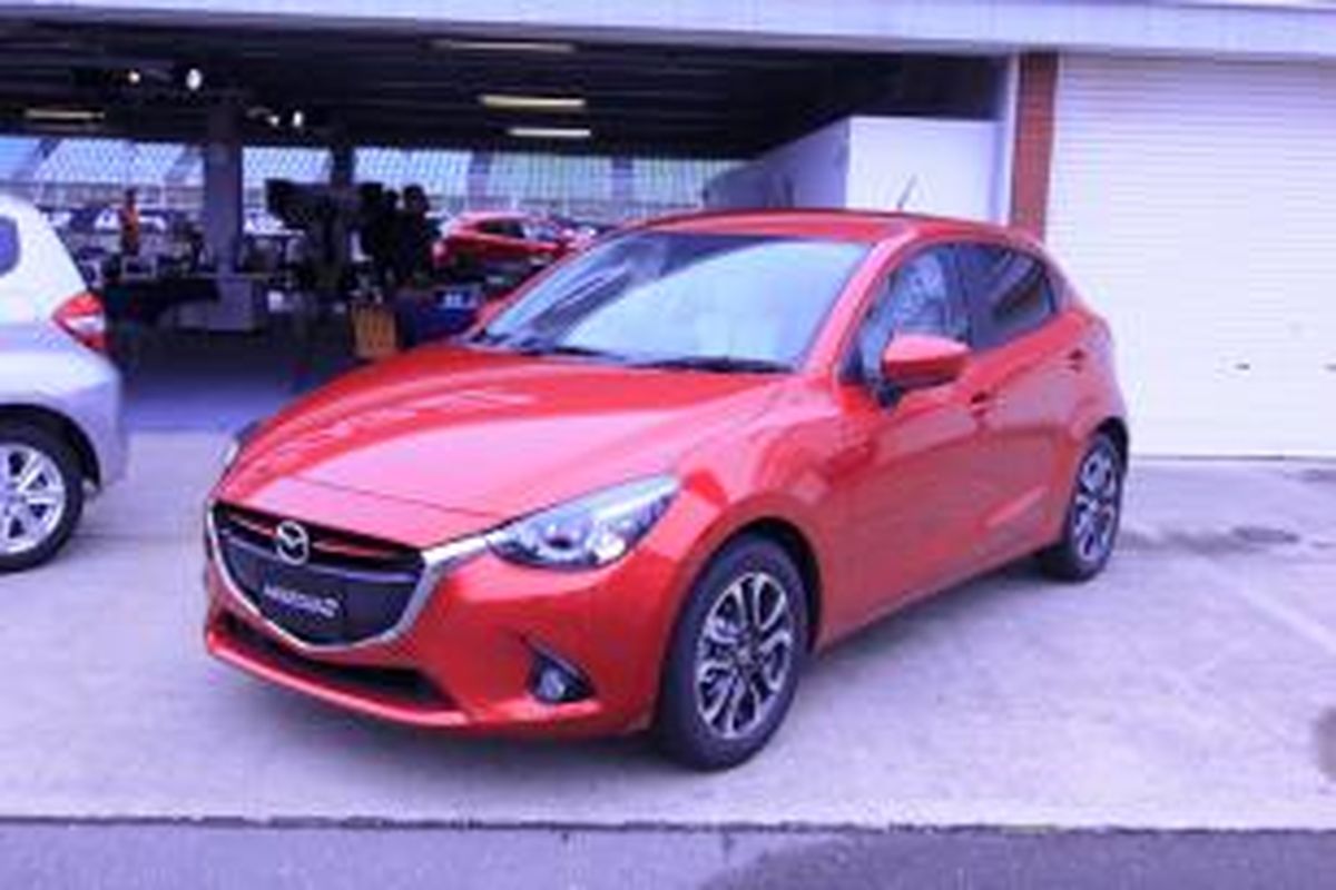 Mazda2 Skyactiv 1500 cc yang ieperkenalkan di sirkuit Tokachi, Obihiro, Jepang, Rabu (21/8/2014)