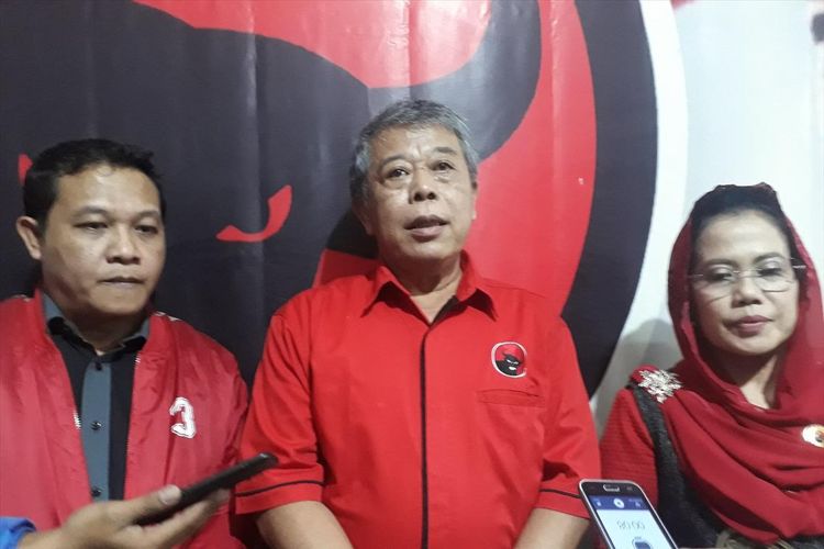 Ketua DPD PDI-P Jatim Kusnadi (tengah). 