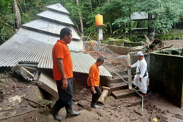 Kerusakan di Pura Taman Beji Jayaprana di Desa Sumberklampok, Kecematan Gerokgak, Kabupaten Buleleng, Provinsi Bali, rusak akibat diterjang banjir bandang.