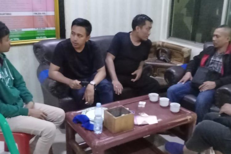 Polisi menangkap Heru salah satu tersangka penodongan dengan senjata tajam di Warteg yang berada di kawasan Jakarta Selatan