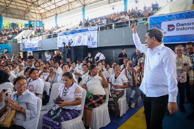 Menteri UMKM Maman Abdurahman saat menghadiri ajang Festival Kemudahan dan Pelindungan Usaha Mikro di Kupang, Rabu (29/10/2025). 