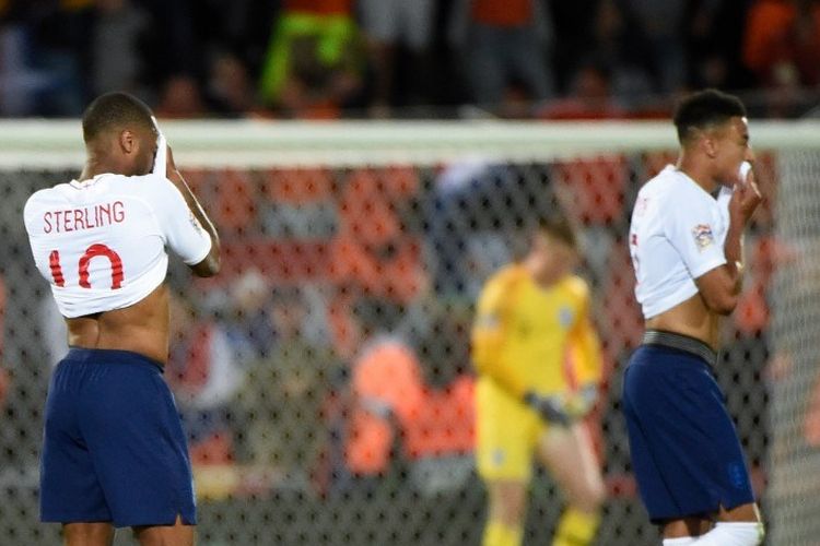 Raheem Sterling dan Jesse Lingard tampak kecewa seusai laga Belanda vs Inggris dalam semifinal UEFA Nations League di Stadion D. Alfonso Henriques, 6 Juni 2019. 