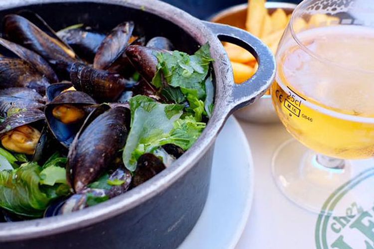 Mussles Classic seharga 25,85 euro yaitu se-pot besar kerang belgia yang mengepul dicampur anggur putih dengan siraman ramuan bumbu dan sayuran segar.