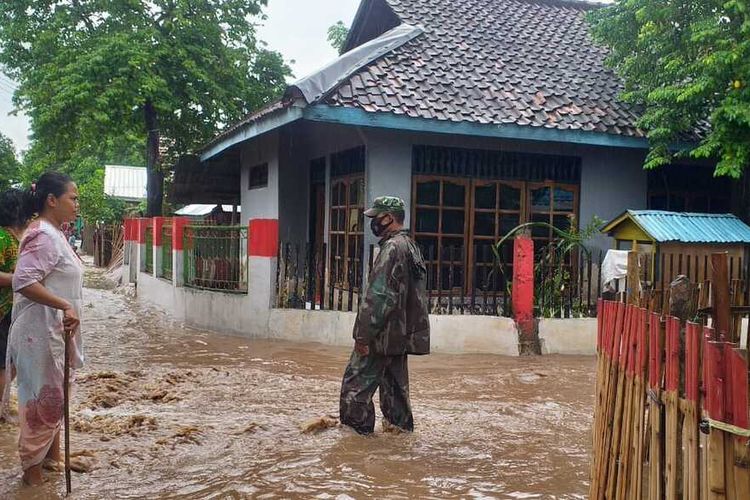 Banjir bandang merendam tiga desa di Kabupaten Bima akibat luapan sungai usai diguyur hujan, Senin (14/12/2020)