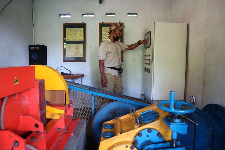 Peralatan yang berfungsi untuk mengonversi energi arus Sungai Maron menjadi energi listrik di rumah turbin PLTMH Kali Maron. Pembangkit listrik tersebut Maron dibangun warga Dusun Janjing, Desa Seloliman, Kecamatan Trawas, Kabupaten Mojokerto, Jawa Timur, untuk memenuhi kebutuhan listrik di perkampungan mereka.