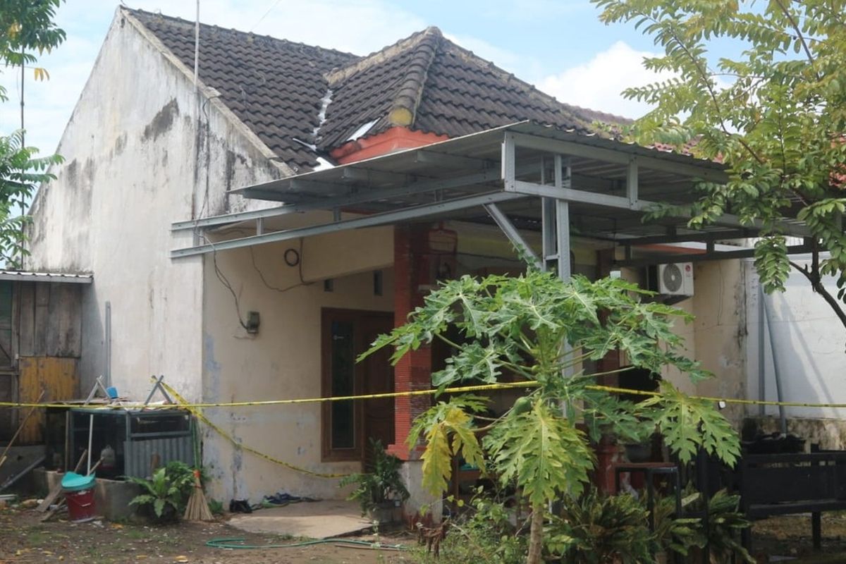 Rumah yang dijadikan tempat pembuatan senjata api rakitan untuk KKB Papua di Komplek Perumahan Citra Garden Desa Kalianyar, Kecamatan Kapas, Kabupaten Bojonegoro, Jawa Timur. Rabu (12/3/2025)