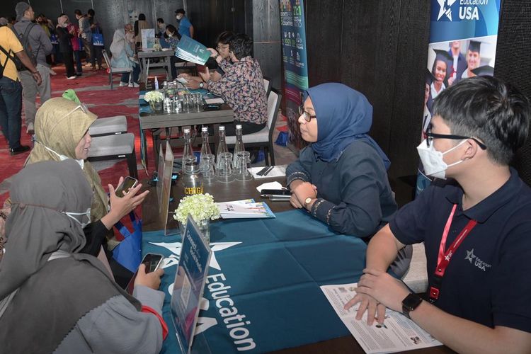 Perwakilan Sekolah Pascasarjana AS Bertemu Calon Mahasiswa di Pameran Pendidikan EducationUSA di Malang, Jakarta, dan Yogyakarta
