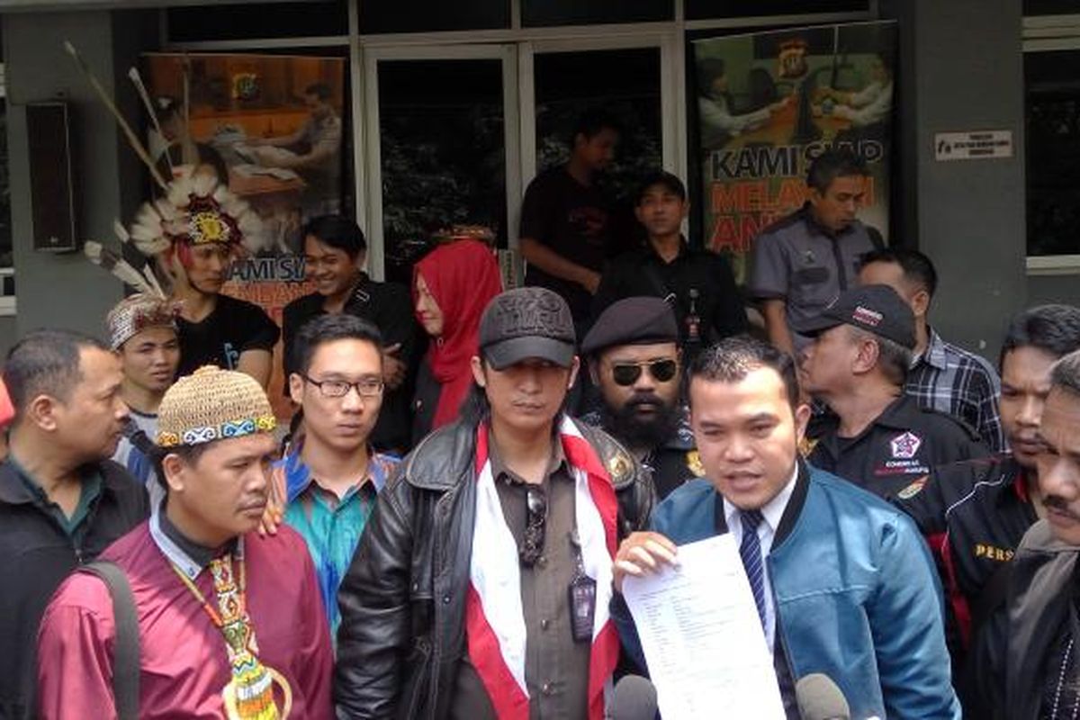 Lembaga Swadaya Masyarakat Komunitas Pengawas Korupsi saat melaporkan penyanyi dangdut Zaskia Gotik Ke Polda Metro Jaya, pada 17 Maret 2016.