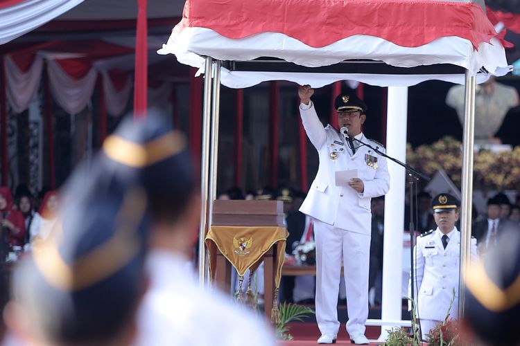 Wali Kota Semarang Hendrar Prihadi memekikkan merdeka saat memimpin upacara bendera HUT Kemerdekaan RI ke-74 di Balai Kota, Semarang, Sabtu (17/8/2019.