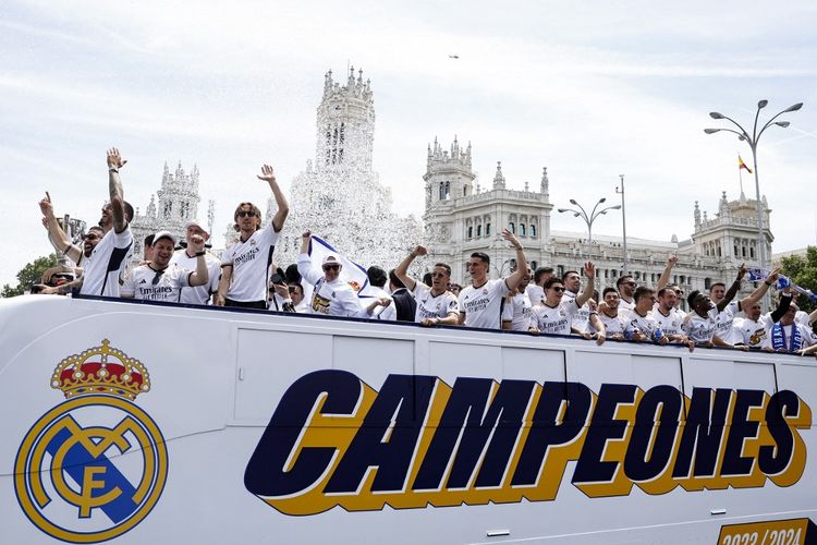 Real Madrid merayakan gelar juara LALIGA 2023-2024 di Plaza de Cibeles, Minggu (12/5/2024). (Photo by OSCAR DEL POZO / AFP)
