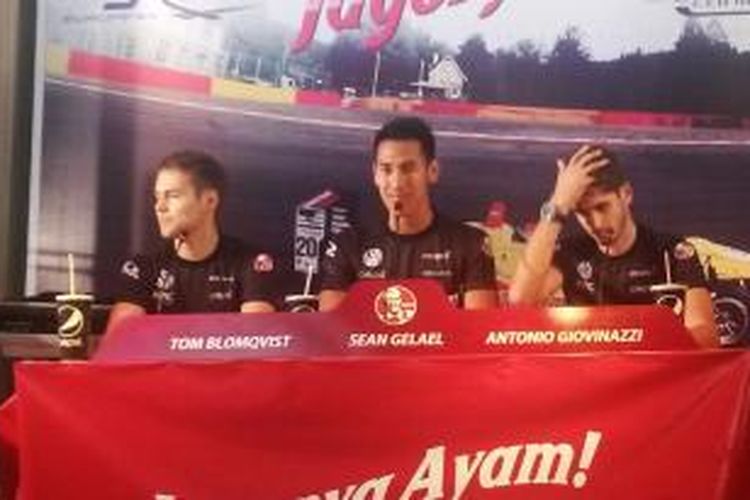 Para pebalap Tim Jagonya Ayam with Carlin (kiri-kanan), Tom Blomqvist (Inggris), Sean Gelael (Indonesia), dan Antonio Giovinazi (Italia) berbicara kepada media pada konferensi pers di KFC Kemang, Selasa, (12/8/2014) malam.