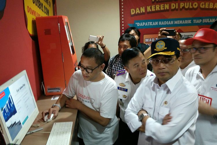 Menteri Perhubungan (Menhub) Budi Karya Sumadi saat melakukan peninjauan ke Terminal Terpadu Pulogebang, Cakung, Jakarta Timur, Minggu (4/3/2018).