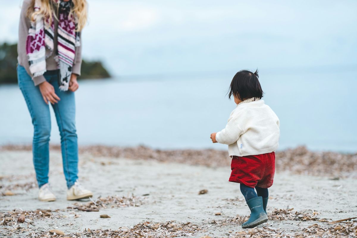 Manfaat jalan kaki untuk anak tak hanya sebatas pada kesehatan fisik, tapi juga perkembangannya. 