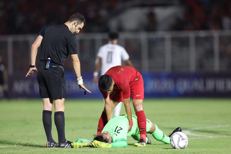 Penjaga gawang timnas u-19, Ernando Ari Sutaryadi dibantu bek Alfeandra Dewangga saat berlaga di ajang babak Kualifikasi Piala Dunia U-19 kontra Timor Leste di Stadion Madya, Senayan, Rabu (6/11/2019).