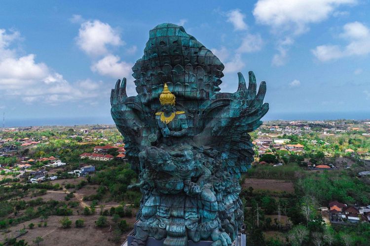 Penampakan Patung Garuda Wisnu Kencana (GWK) dari udara usai diresmikan di Kuta Selatan, Bali, Minggu (25/09/2018). Patung setinggi 121 meter dengan lebar 64 meter tersebut resmi diresmikan dan menjadi patung tertinggi ketiga di dunia.