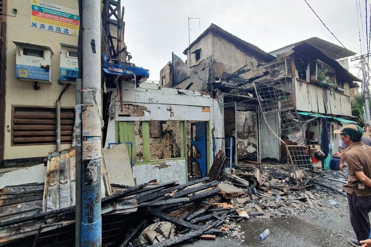 Kebakaran melanda rumah di Jalan Jembatan Besi RT 007 RW 003, Tambora, Jakarta Barat, Selasa (6/6/2023). 