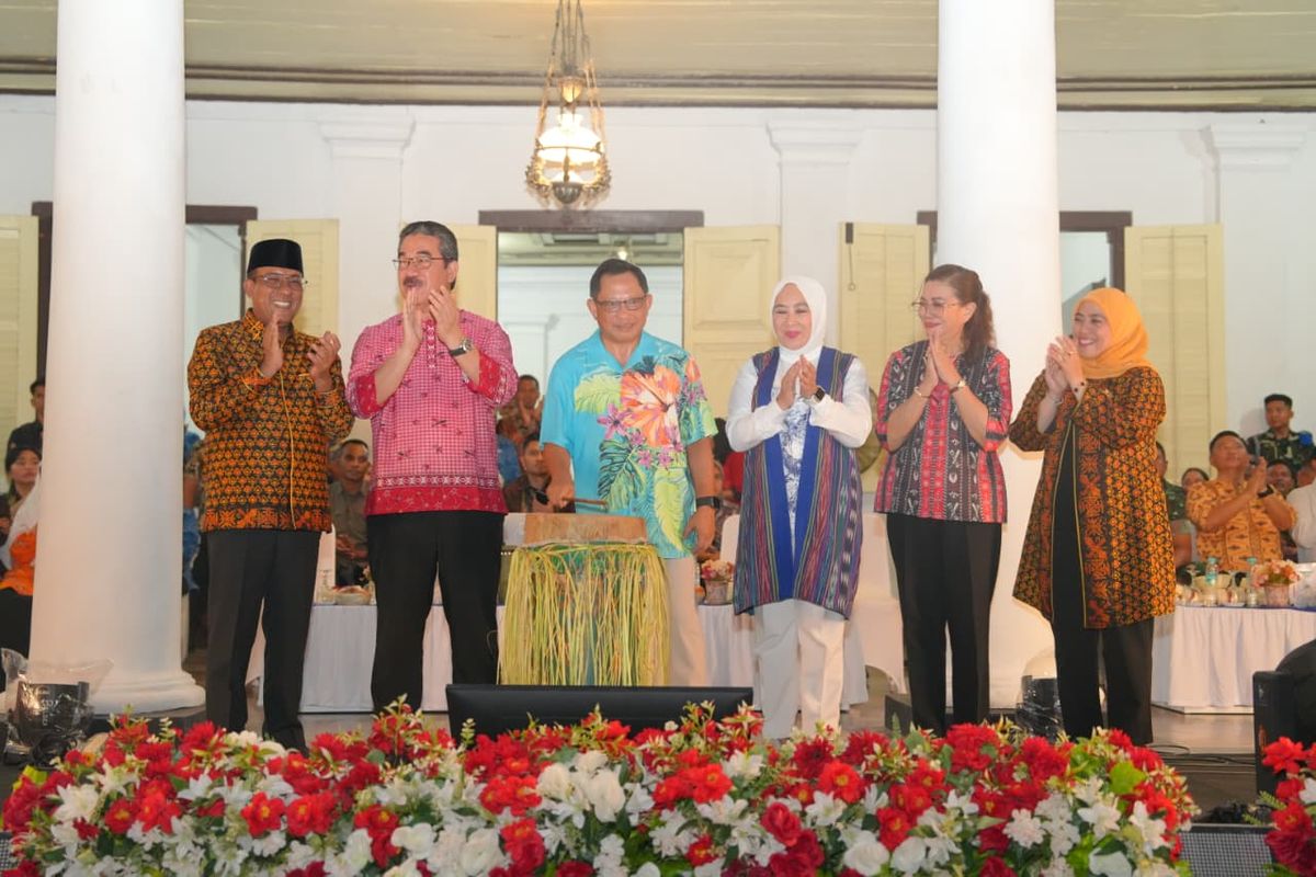  Menteri Dalam Negeri (Mendagri) Muhammad Tito Karnavian resmi membuka Banda Heritage Festival di Istana Mini, Banda Neira, Kabupaten Maluku Tengah, Maluku, Rabu (26/11/2025) malam.&nbsp;