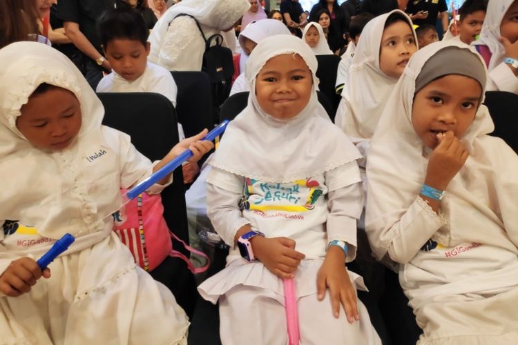 Anak anak dari Yayasan Inisiatif Zakat Indonesia berkunjung ke Grand Indonesia untuk bermain bersama staf Grand Indonesia dari program CSR Kakak Asuh Sehari.