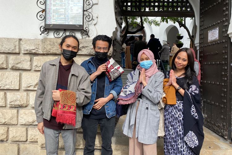 Sholat Ied di Grand Mosque de Paris bersama pelajar muslim Indonesia yang lain