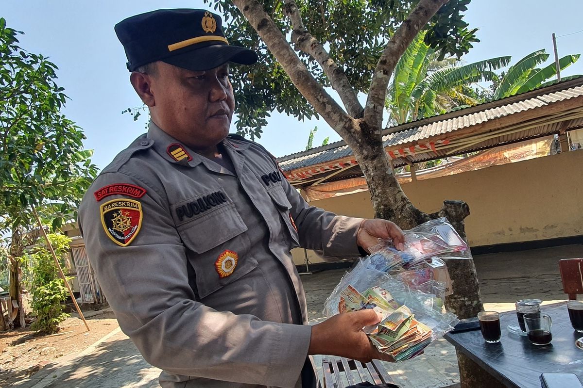 Kapolsek Semanu AKP Pudjijono menunjukkan uang mainan yang dibawa T. Selasa (5/9/2023)