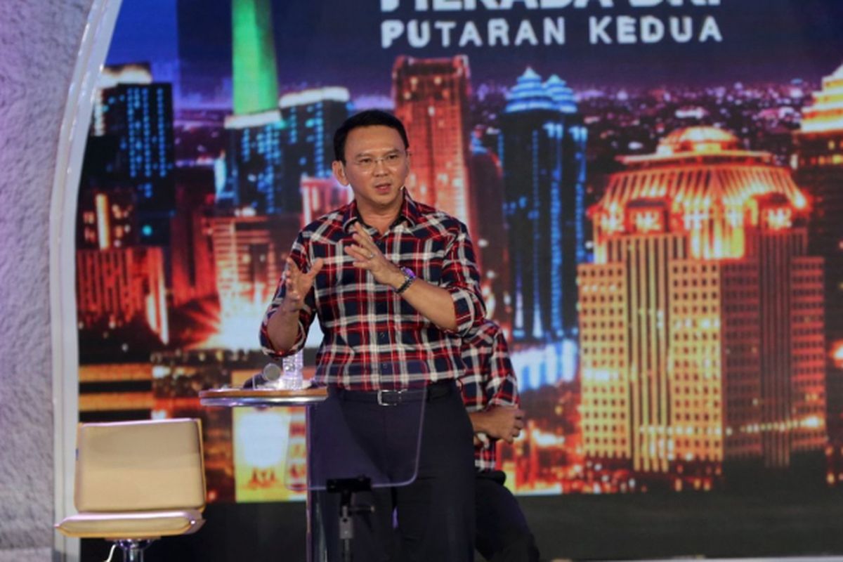 Kandidat calon gubernur dan wakil gubernur DKI Jakarta nomor urut 2, Basuki Tjahaja Purnama dan Djarot Saiful Hidayat serta pasangan kandidat nomor urut 3, Anies Baswedan dan Sandiaga Uno saat Debat Publik Pilkada DKI Jakarta Putaran Kedua yang diselenggarakan Komisi Pemilihan Umum Daerah DKI Jakarta di Hotel Bidakara, Jakarta, Rabu (12/4/2017). Pemungutan suara Pilkada DKI Jakarta putaran kedua akan dilaksanakan 19 April 2017 mendatang. KOMPAS IMAGES/KRISTIANTO PURNOMO