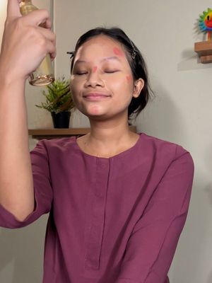 Model yang sedang melakukan step pada tahapan makeup sederhana, Jakarta Barat, Kamis (07/03/2024).