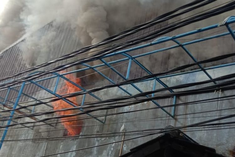 Kebakaran melanda Karaoke Kasogi di Jalan Jelambar, Kelurahan Penjagalan, Kecamatan Penjaringan, Jakarta Utara pada Jumat (28/10/2022). 