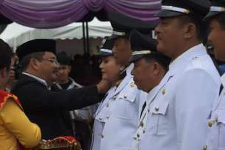 Walikota Gunungsitoli, Lakhomizaro Zebua, sematkan secara simbolis tanda jabatan kepada Perwakilan Kepala Desa Terpilih saat diambil sumpah dan janji di Taman Ya'ahowu Kota Gunungsitoli, Sumatera Utara.