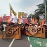 Massa Buruh Longmarch ke Gedung DPR/MPR, Jalan Gatot Subroto Tak Bisa Dilalui Kendaraan