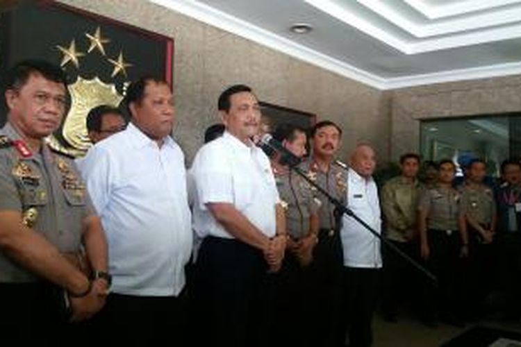 Menteri Koordinator Bidang Politik, Hukum, dan Keamanan, Luhut Binsar Pandjaitan (tengah) di Markas Besar Polri, Jakarta Selatan, Rabu (9/12/2015)