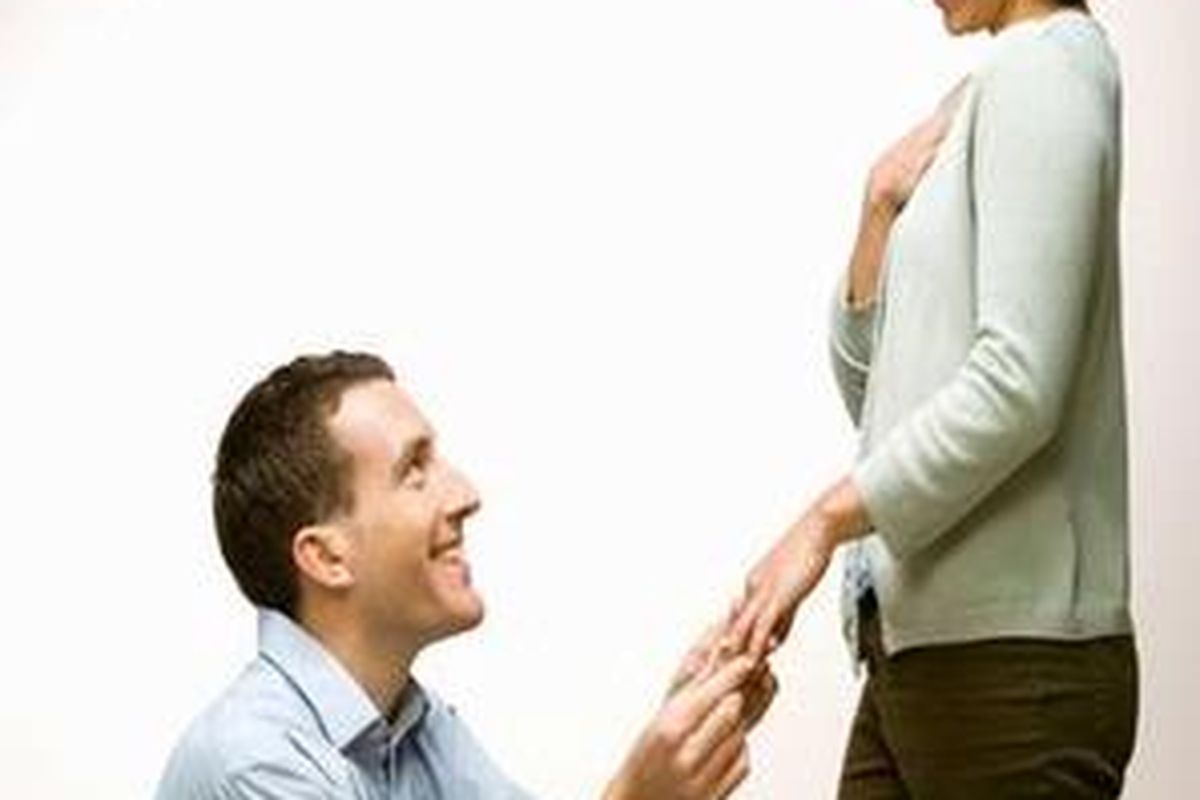 Gaya berlutut sambil memberikan cincin bukannya tidak romantis tapi tambahkan sedikit kreasi imajinasi Anda agar peristiwa ini jadi semakin istimewa.