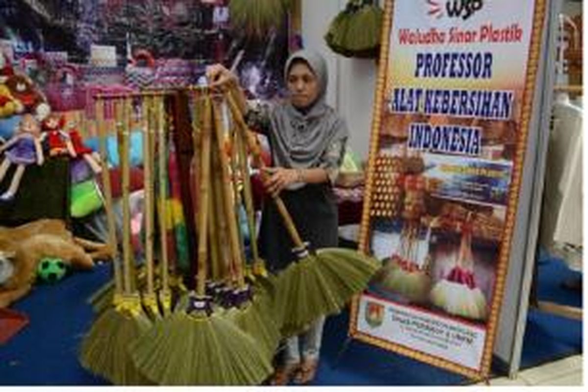 Stand penjualan sapu dan alat kebersihan rumah tangga milik Vina di Pekan Raya Magelang, Kota Magelang, Minggu (7/9/2014).
